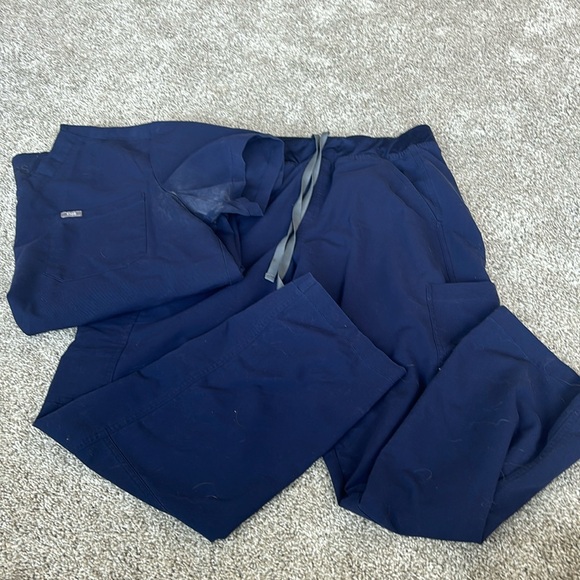 figs scrubs set // size L. cargo pant + one pocket top - Picture 1 of 5